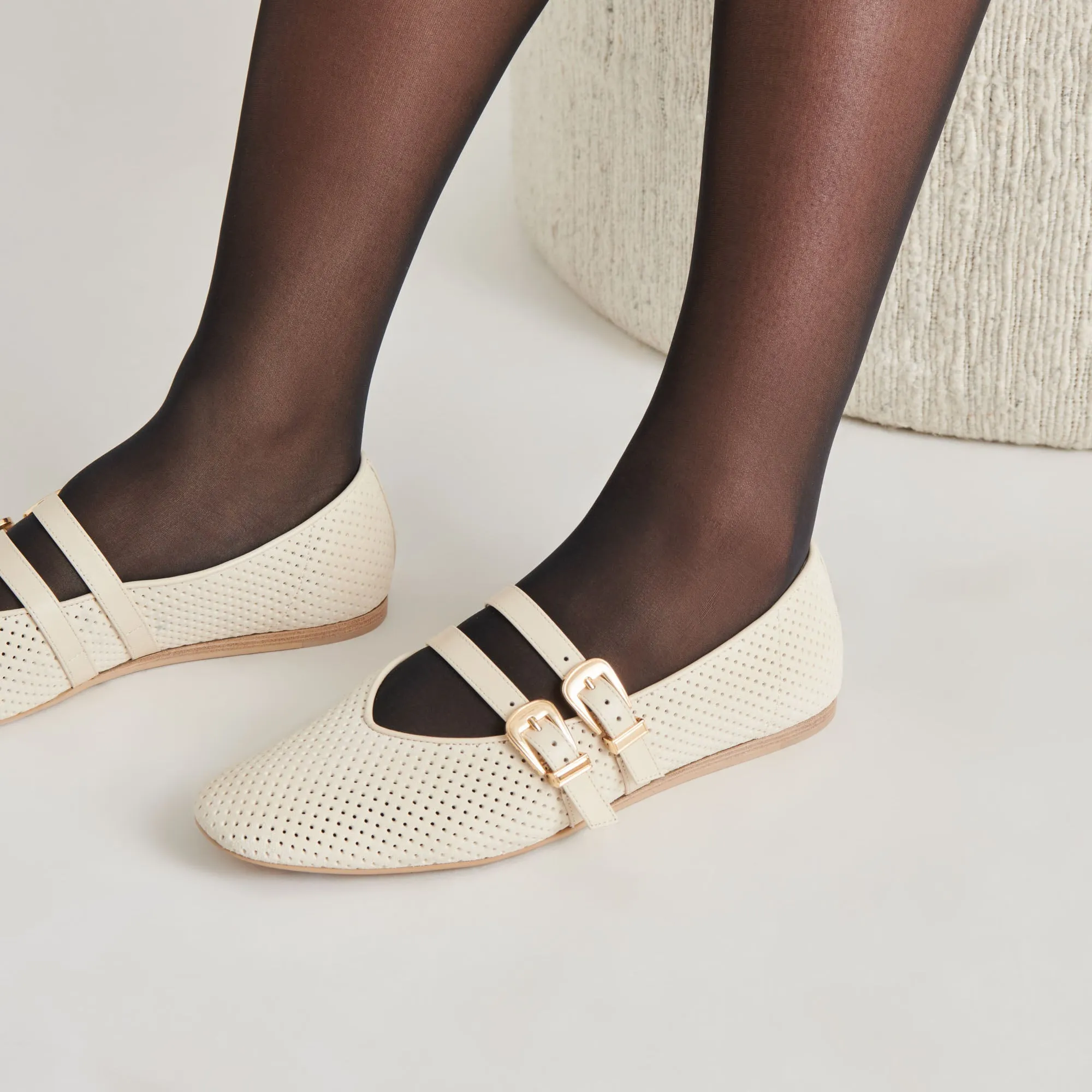 BAYLEE BALLETTFLATS KNOCHENFARBEN DURCHLÖCHERTES WILDLEDER