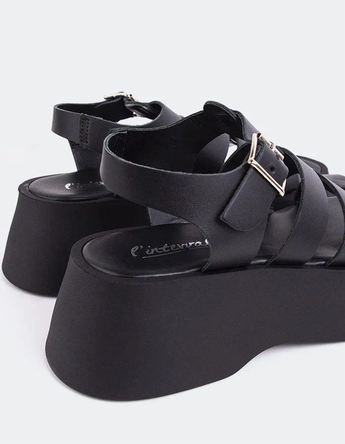 Selbstbewusstes schwarzes Leder