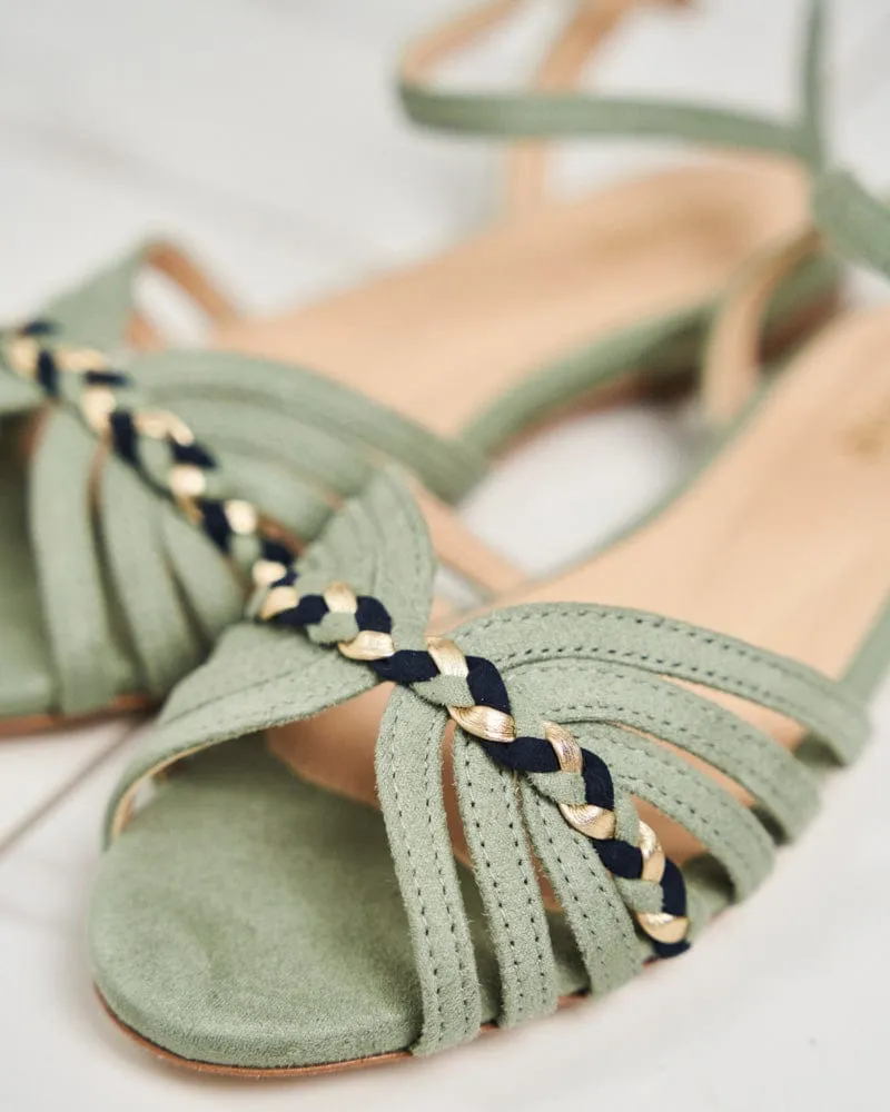 Daffodil Vegane Wildleder-Zopfdetail-Sandalen | Salbei