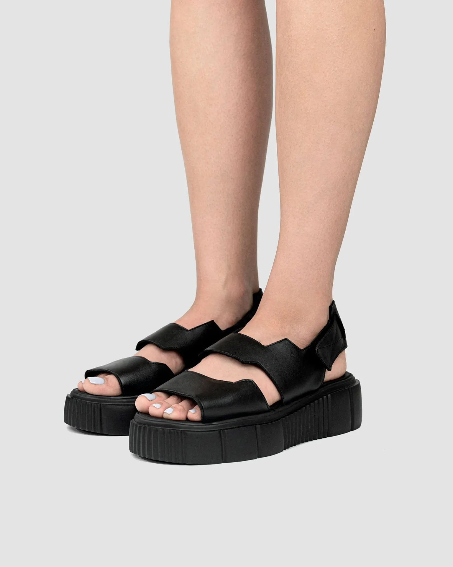 Trendige vegane Kaktusleder Desserto® Plateausandalen | Schwarz