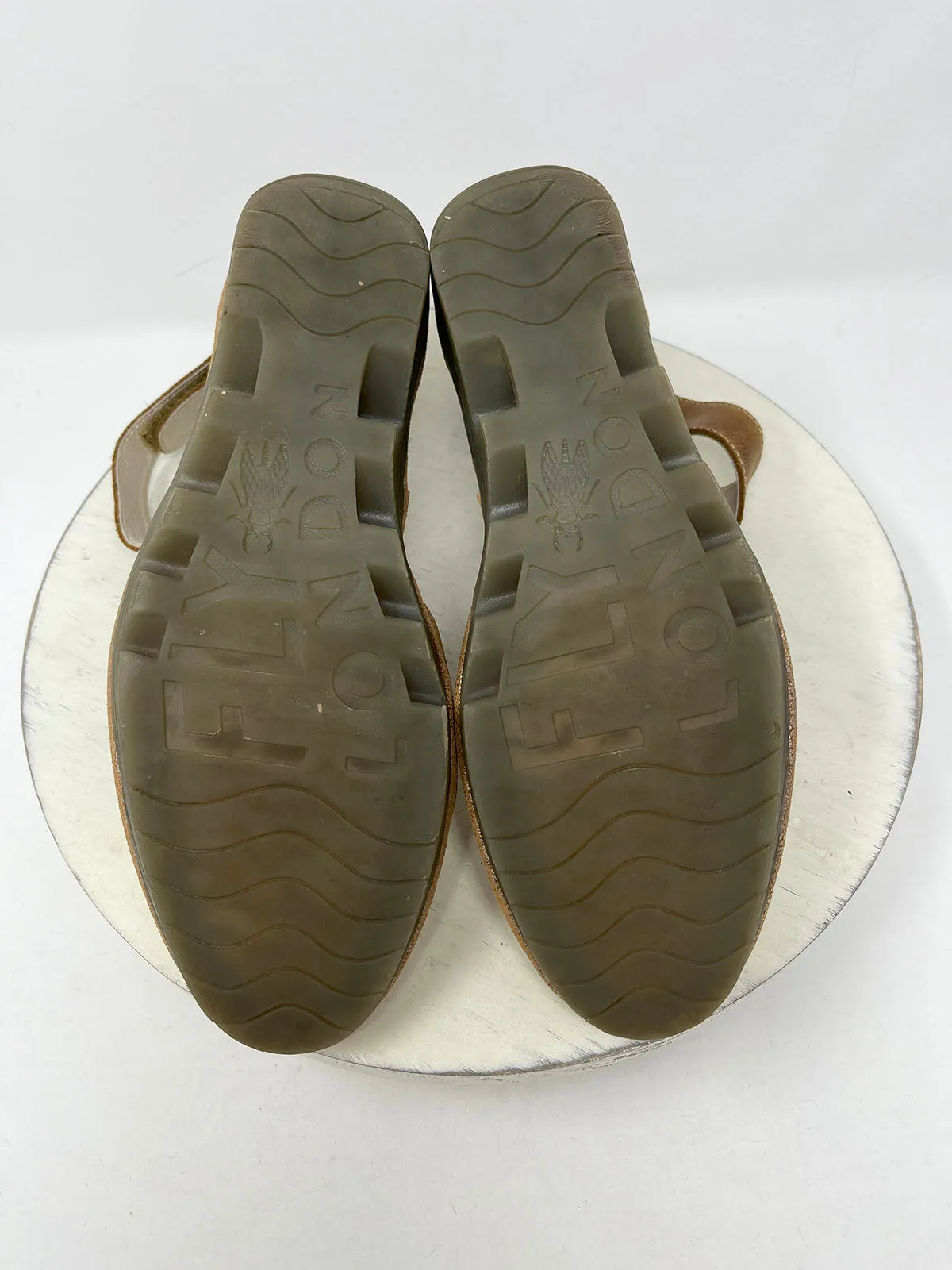 Fly London Größe 10.5/11 (41) Sandalen in Tan & Gold Crackle