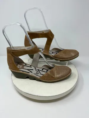 Fly London Größe 10.5/11 (41) Sandalen in Tan & Gold Crackle