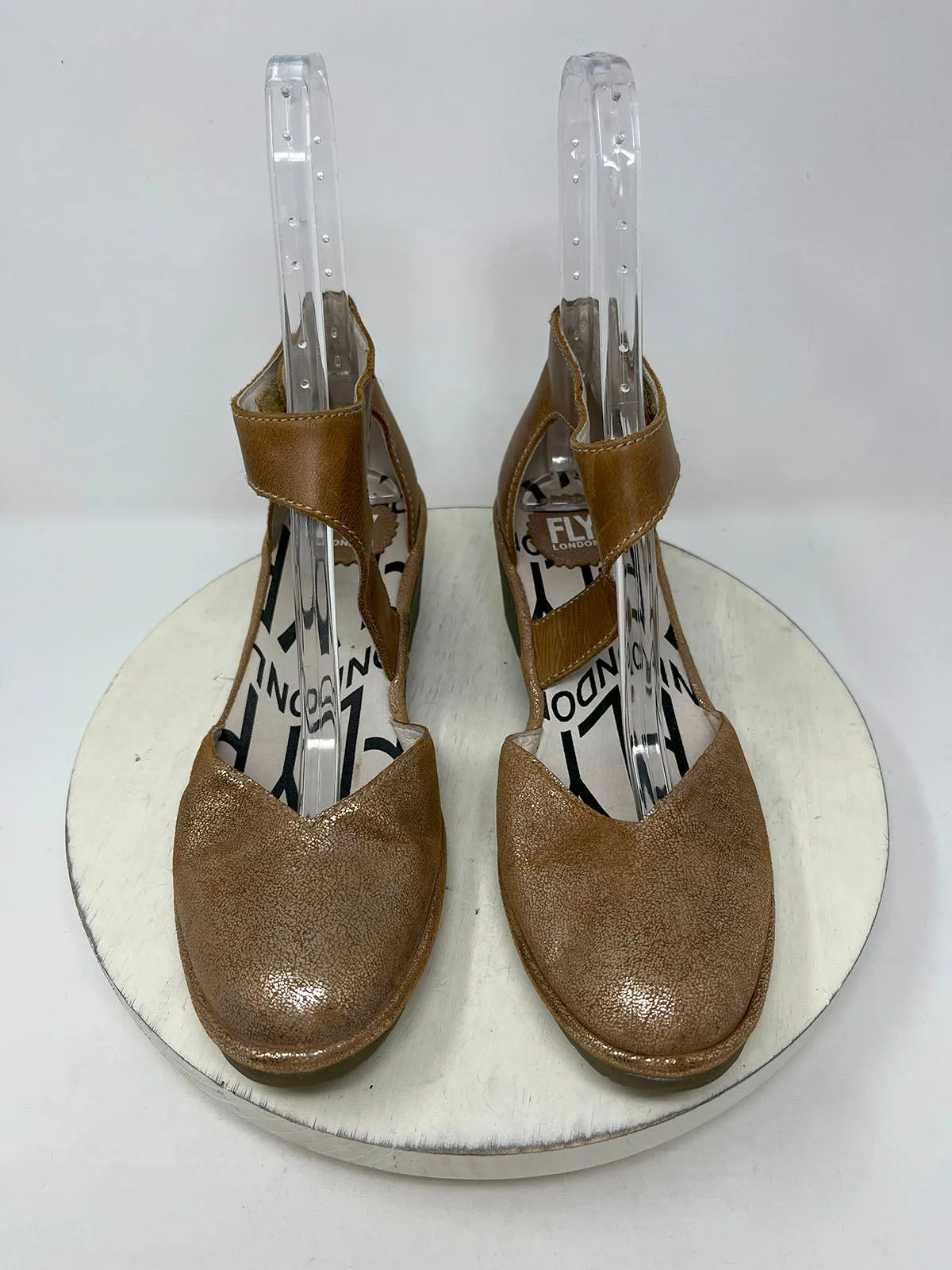 Fly London Größe 10.5/11 (41) Sandalen in Tan & Gold Crackle