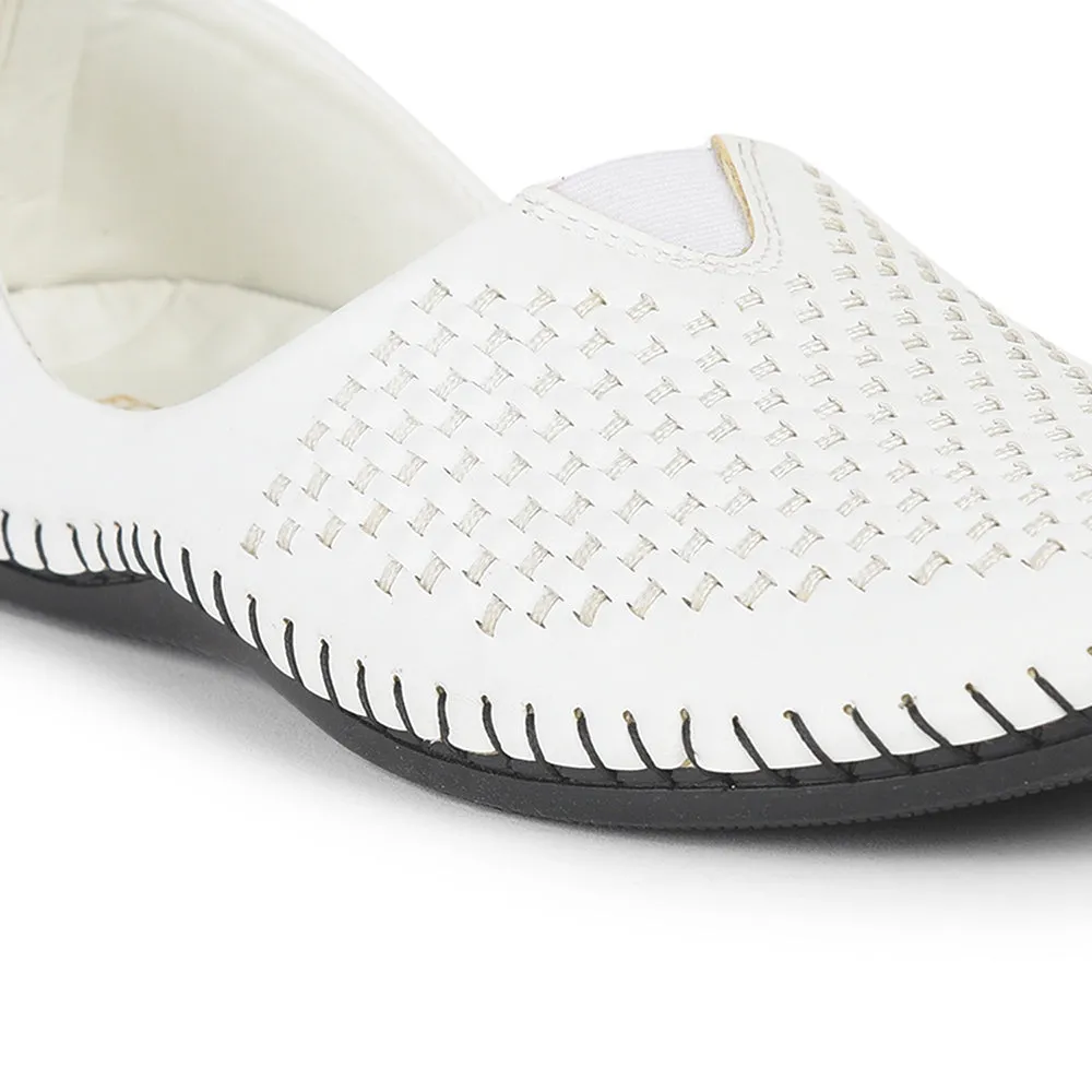 Fortune White Casual Mojari Loaferschuhe Für Herren AVN-40 Von Liberty