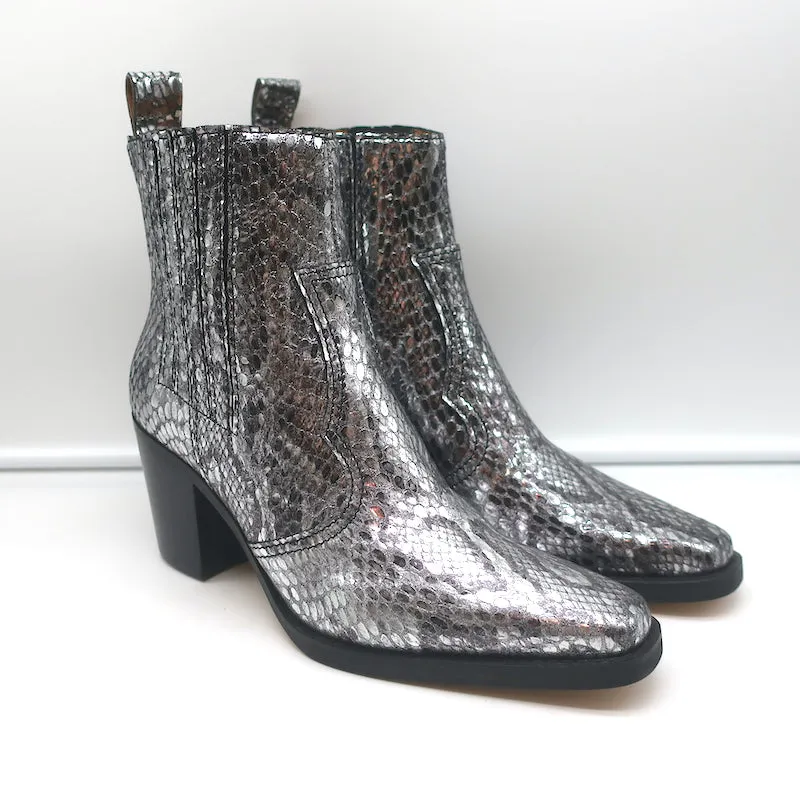 Ganni Callie Western Chelsea Stiefel Silber Metallic Schlangenprägung Leder Größe 39