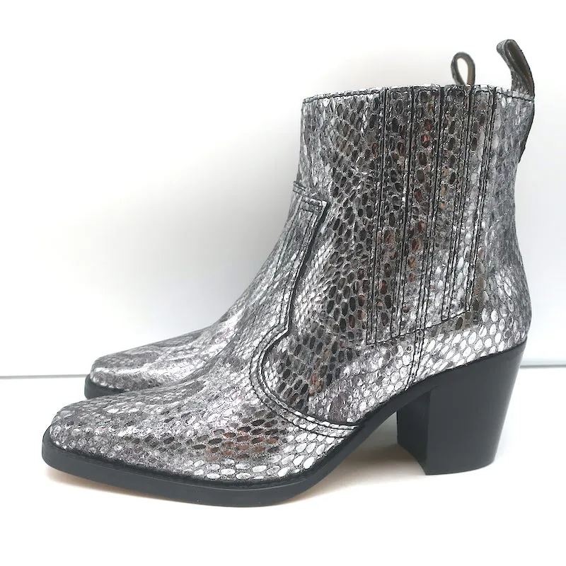 Ganni Callie Western Chelsea Stiefel Silber Metallic Schlangenprägung Leder Größe 39