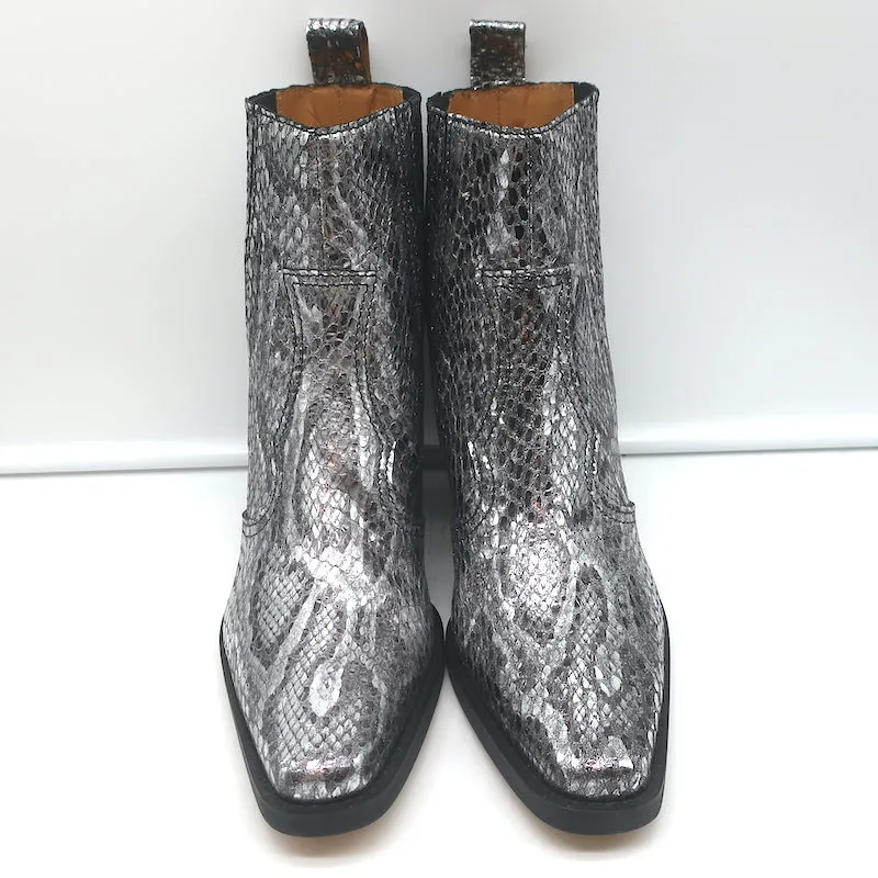 Ganni Callie Western Chelsea Stiefel Silber Metallic Schlangenprägung Leder Größe 39