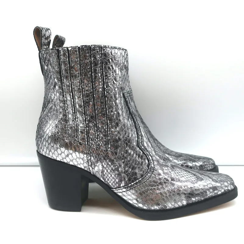 Ganni Callie Western Chelsea Stiefel Silber Metallic Schlangenprägung Leder Größe 39