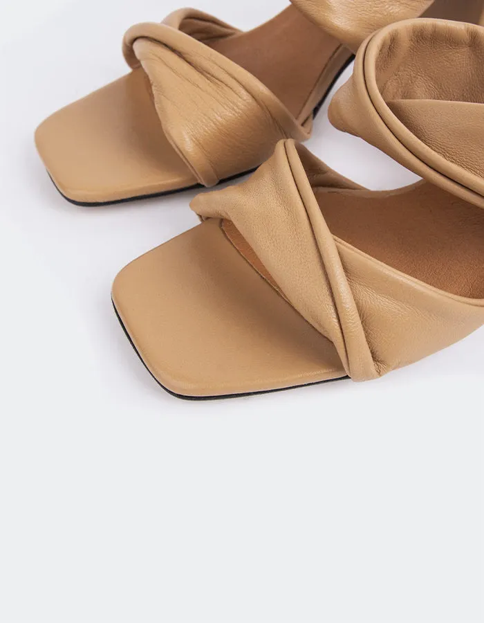Hester Kamel Leder