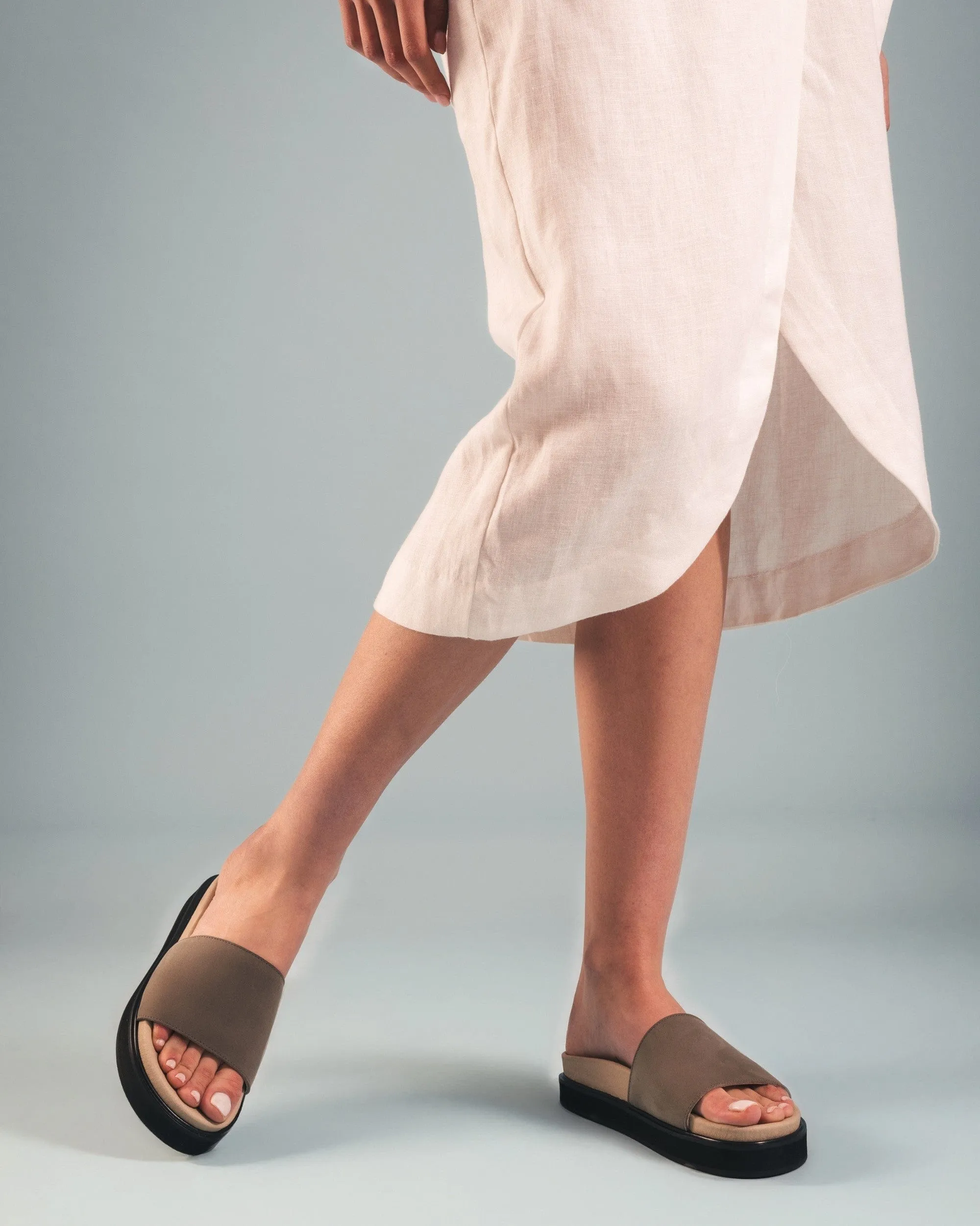 Okina Unisex Vegane Mikrofaser-Sandalen mit breitem Träger und Plateauabsatz | Grün
