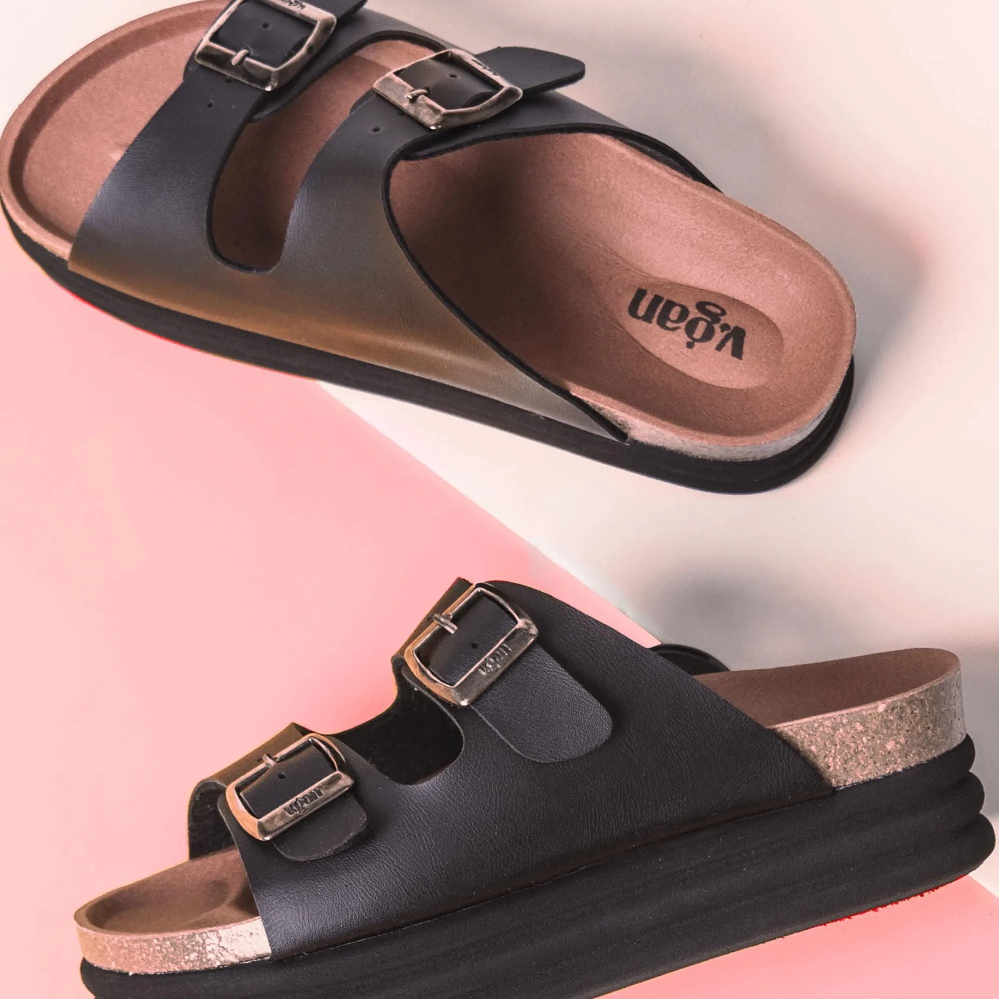 Plum Damen-Sandalen mit veganem Fußbett | Matt Schwarz