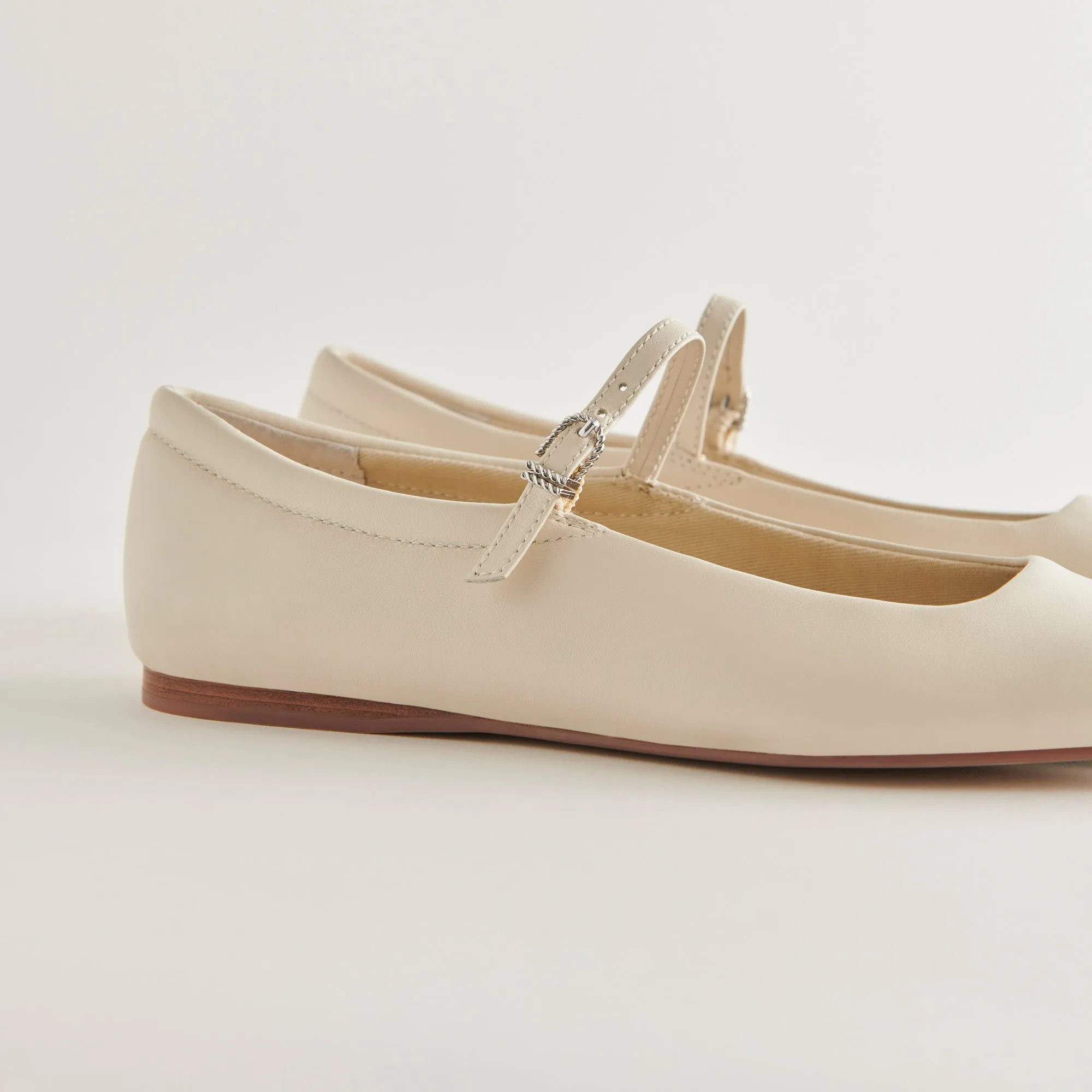 REYES BALLET FLATS IN ELFENBEINFARBENEM LEDER