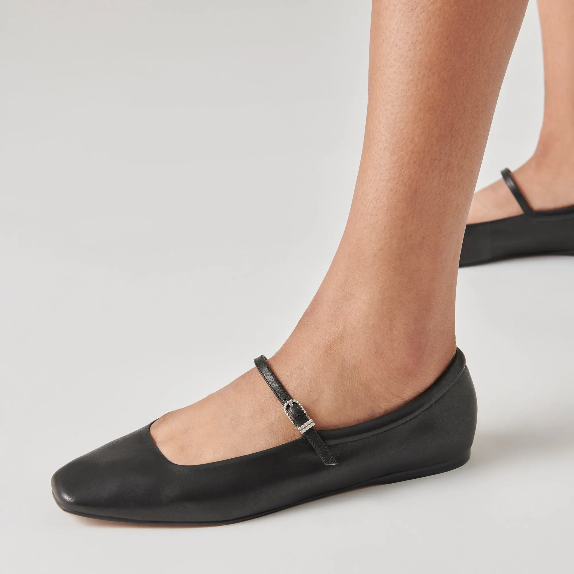 REYES BALLERINAS WEIT GESCHNITTEN AUS SCHWARZEM LEDER