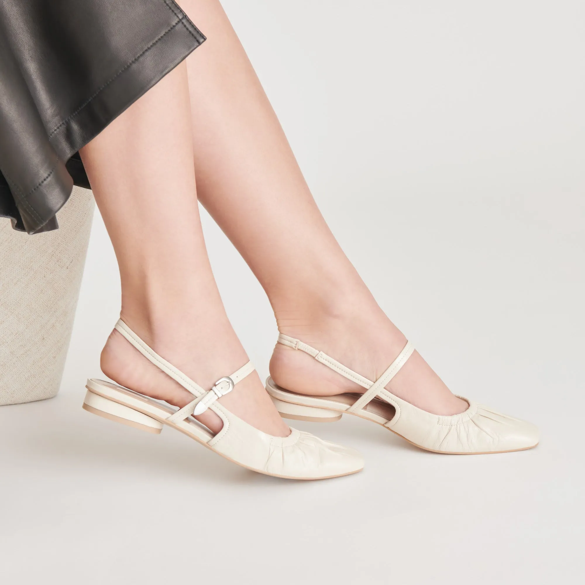 RIANNE FLATS ELFENBEIN KRÄUSELNDES GLANZLEDER