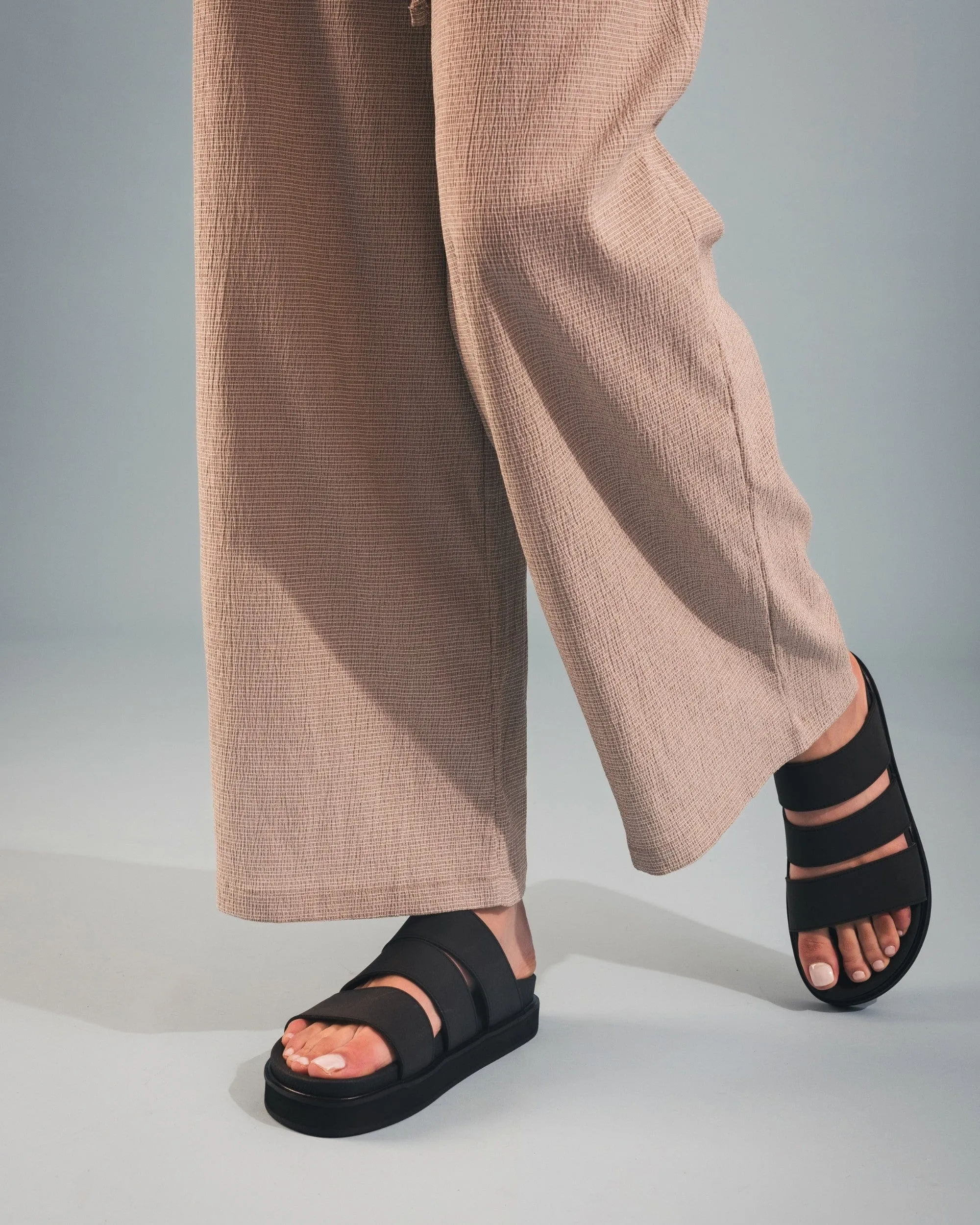 Tonga Unisex Vegane Mikrofaser Plateausandalen | Schwarz